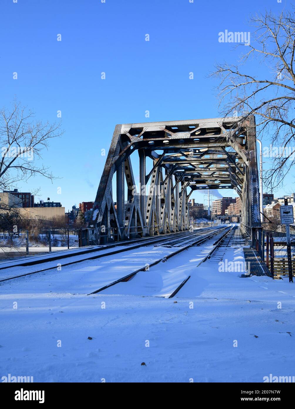 Bridges over the railroad tracks hi-res stock photography and images ...
