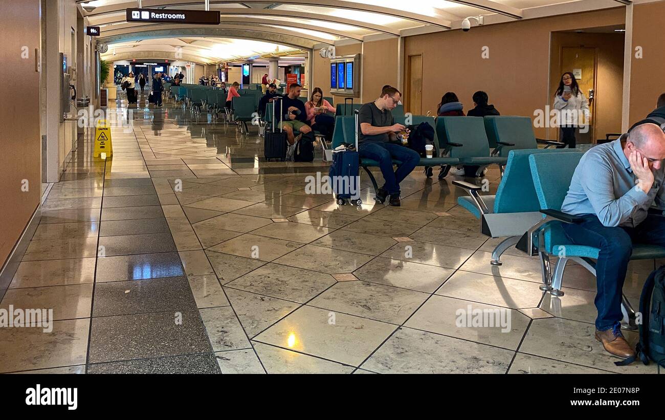 Airport waiting board usa hi-res stock photography and images - Alamy