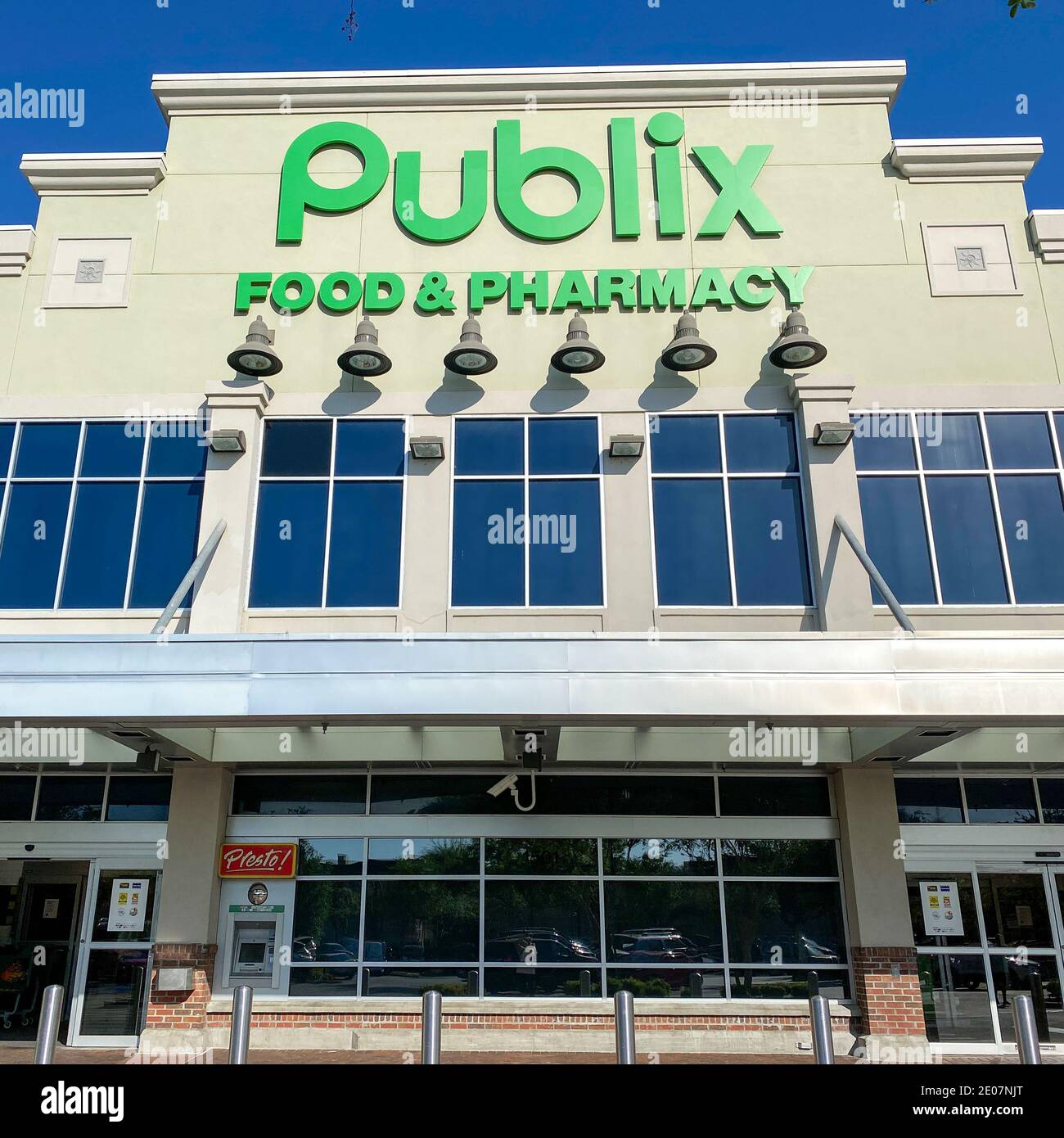 Publix Grocery Store Employee High Resolution Stock Photography And Images Alamy