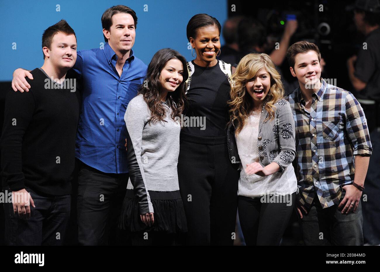 First Lady Michelle Obama poses for photos alongside cast members of the Nickelodeon television show iCarly, during a screening of an episode of the show featuring Obama at Hayfield Secondary School in Alexandria, VA, USA, on January 13, 2012. Obama appears on an episode honoring military families and kids which will air on the children's cable network January 16. Photo by Olivier Douliery/ABACAPRESS.COM Stock Photo