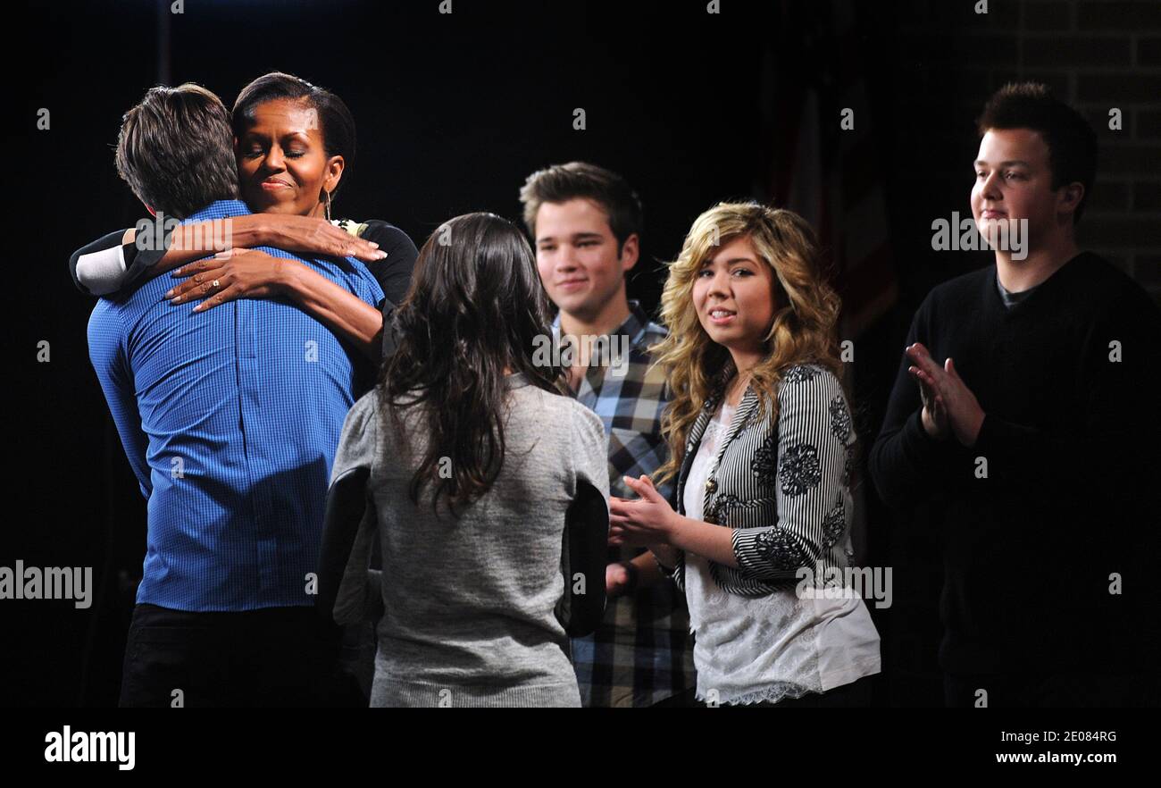 US First Lady Michelle Obama poses onstage with cast members of the Nickelodeon television show iCarly during a screening of an episode of the show featuring Obama at Hayfield Secondary School in Alexandria, VA, USA, on January 13, 2012. Michelle Obama appears on an episode honoring military families and kids which will air on the children's cable network January 16. Photo by Olivier Douliery/ABACAPRESS.COM Stock Photo