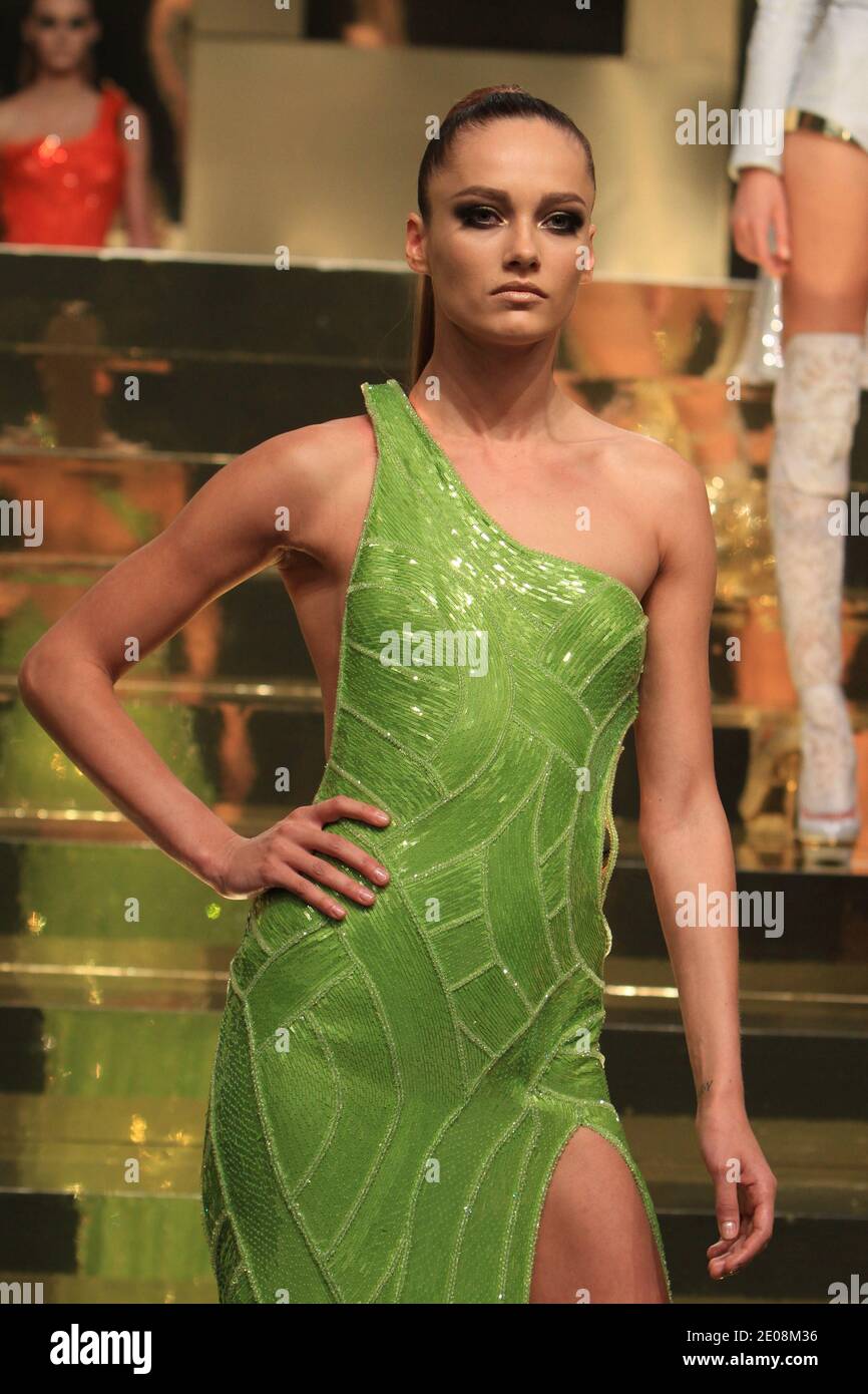 A model displays a creation by Donatella Versace for Versace Atelier  Spring/Summer 2012 Haute Couture fashion show in Paris, France, on January  23th, 2012. Photo by Roberto Martinelli/ABACAPRESS.COM Stock Photo - Alamy