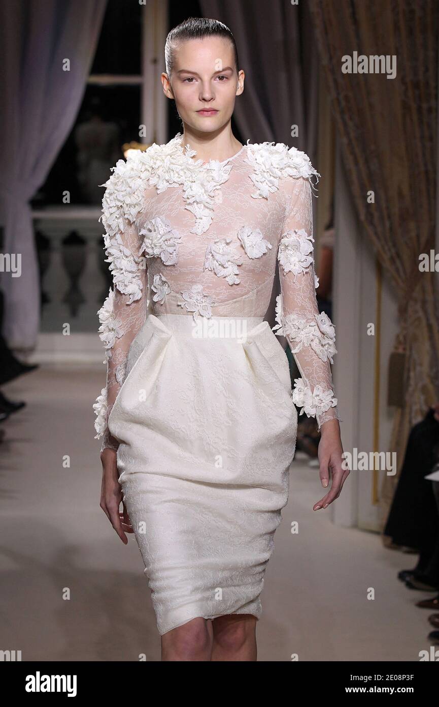 A model displays a creation by Giambattista Valli for his Spring-Summer 2012  Haute Couture fashion show in Paris, France, on January 23, 2012. Photo by  Roberto Martinelli/ABACAPRESS.COM Stock Photo - Alamy