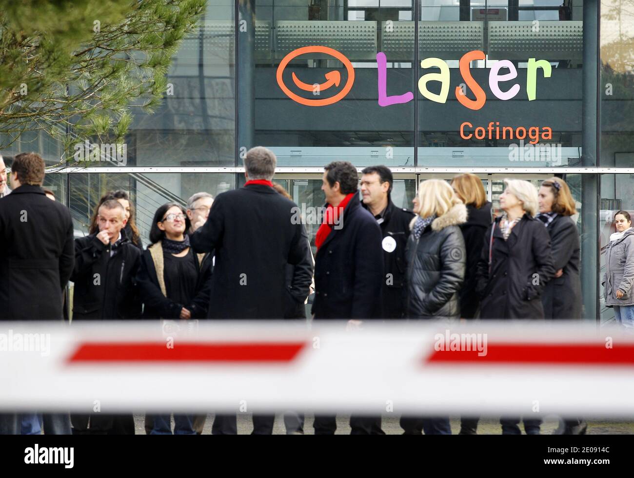 Des employes se tiennent devant l'entree de l'entreprise COFINOGA a Merignac,  France le 27 janvier 2012 alors que plus de 400 emplois sont menaces pour  repondre a la chute de cette filiale