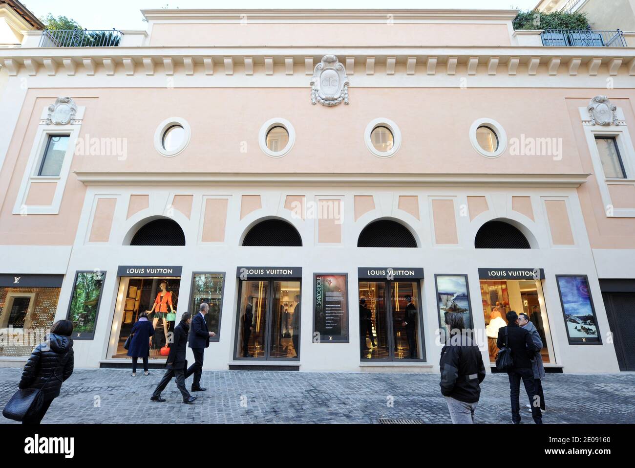 LOUIS VUITTON store Rome Italy Stock Photo - Alamy