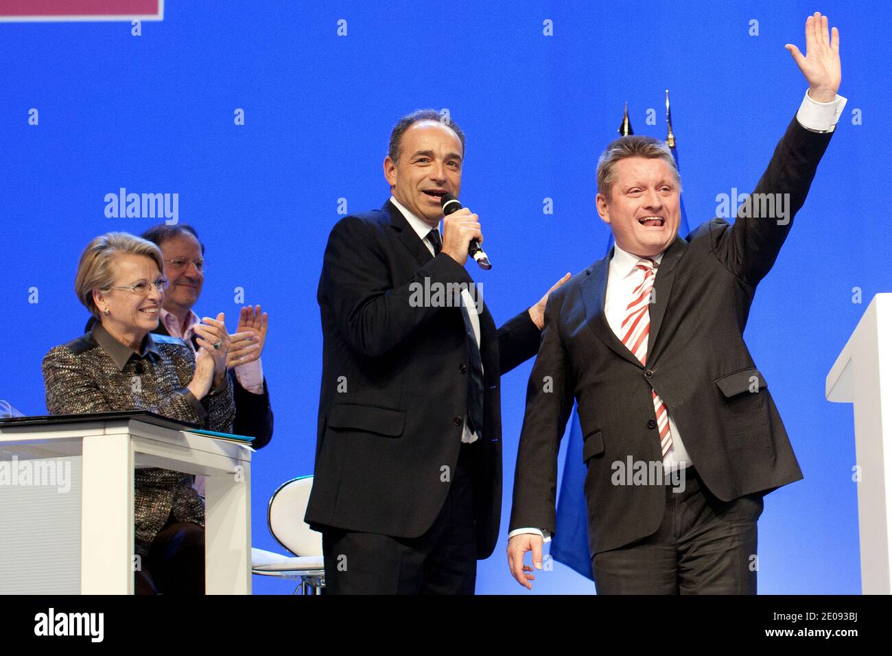 UMP ruling party general secretary Jean-Francois Cope (C) greets Secretary  General of German right-wing party CDU Hermann Grohe (R) after his speech  next to Micele Alliot-Marie and Herve Novelli during the French