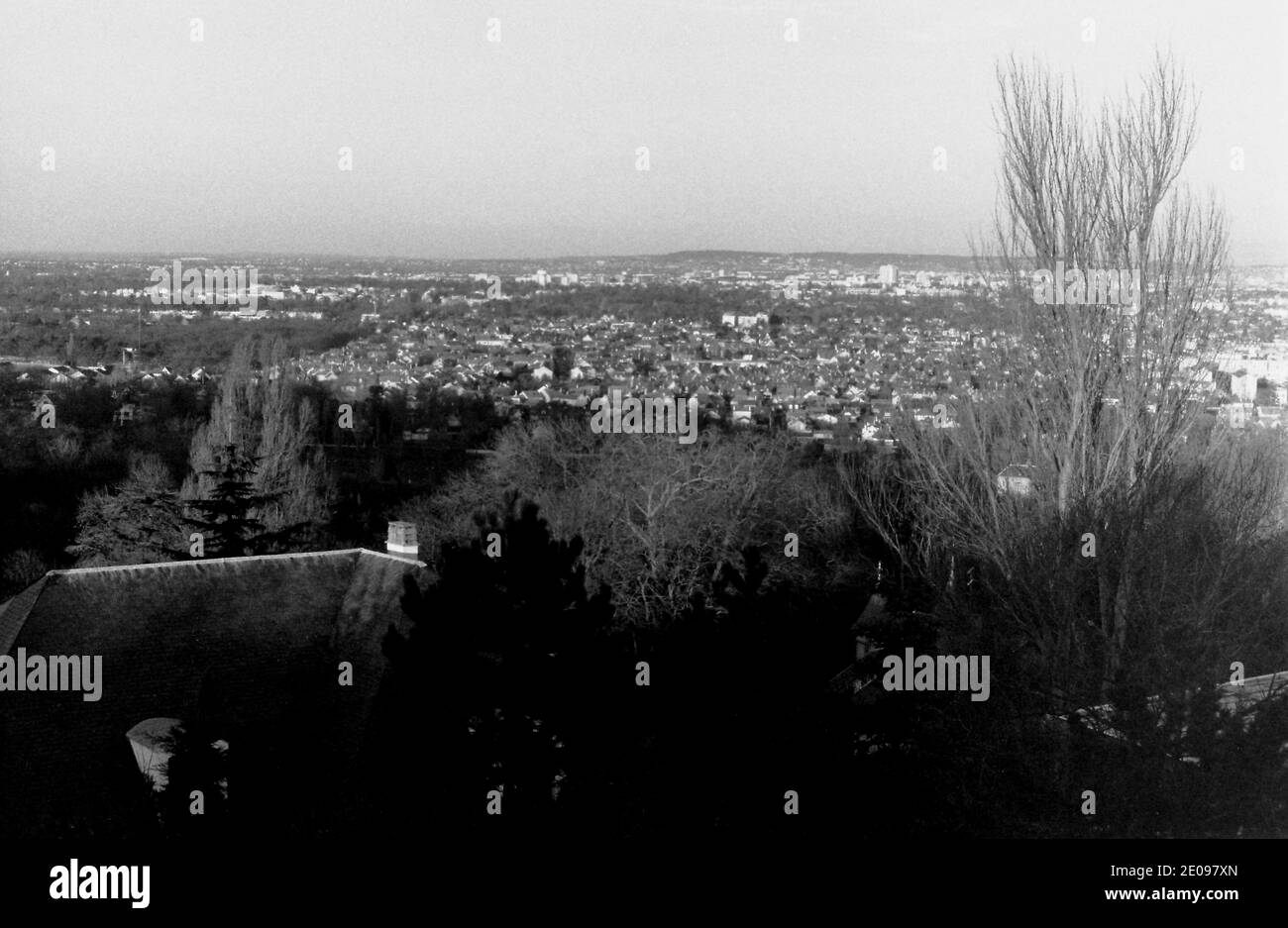 AJAXNETPHOTO.  LOUVECIENNES,FRANCE. - DISTANT SUBURBS - LOOKING NORTH TOWARD CROISSY SUR SEINE AND LE VESINET FROM ALLEE DES SOUDANES. A SCENE VIEWED BY 19TH CENTURY IMPRESSIONIST ARTISTS WHO LIVED IN AND WORKED IN THE AREA. PHOTO:JONATHAN EASTLAND/AJAX REF:RX131208 882 Stock Photo