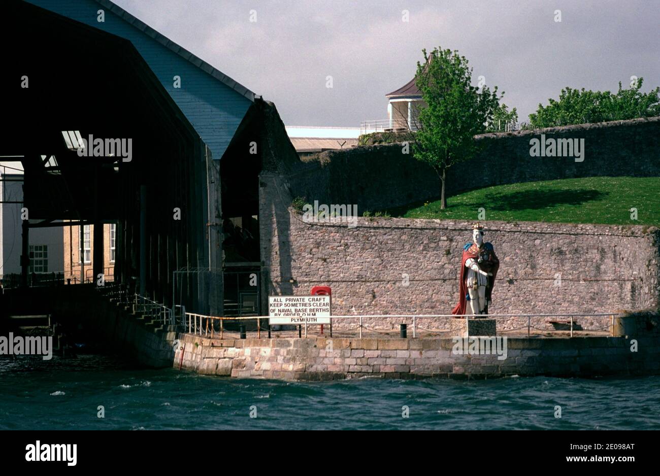 AJAXNETPHOTO. DEVONPORT, PLYMOUTH. - KING BILLY - FIGUREHEAD OF KING WILLIAM IV WHICH ORIGINALLY ADORNED THE BOWS OF THE 120 GUN SHIP ROYAL WILLIAM (KING BILLY) STANDS TO THE RIGHT OF THE OLD NR. 1 COVERED BOAT SLIP.  PHOTO:JONATHAN EASTLAND/AJAX REF:CD0055 5 Stock Photo