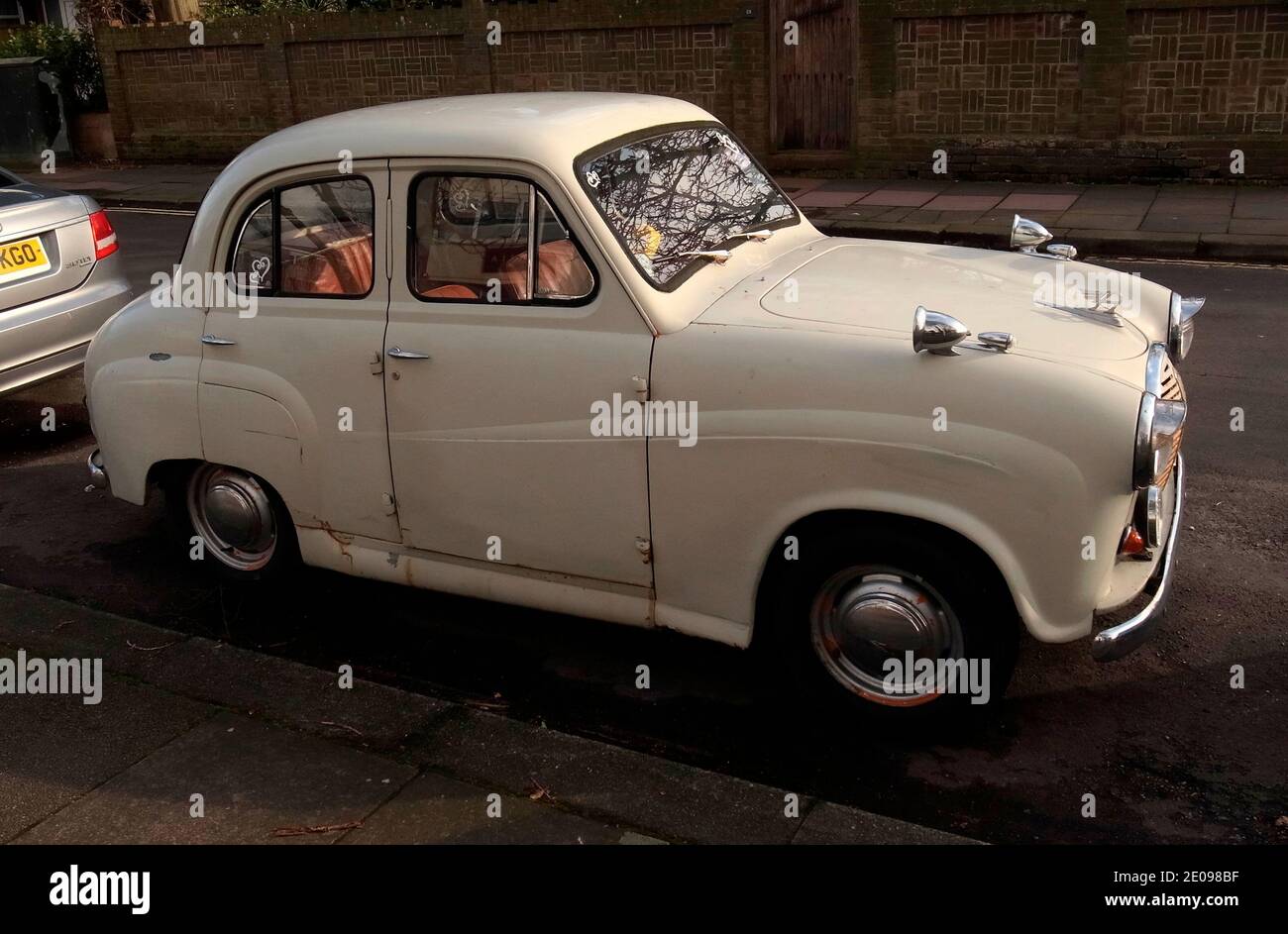 AJAXNETPHOTO. 2020. WORTHING, ENGLAND. - SMALL FAMILY - AUSTIN A30 4CYL ENGINED FAMILY SALOON CAR MANUFACTURED BETWEEN 1952 AND 1956 DESIGNED BY RICARDO BURZI PARKED IN RESIDENTIAL STREET.PHOTO:JONATHAN EASTLAND/AJAX REF:GR202204 9851 Stock Photo