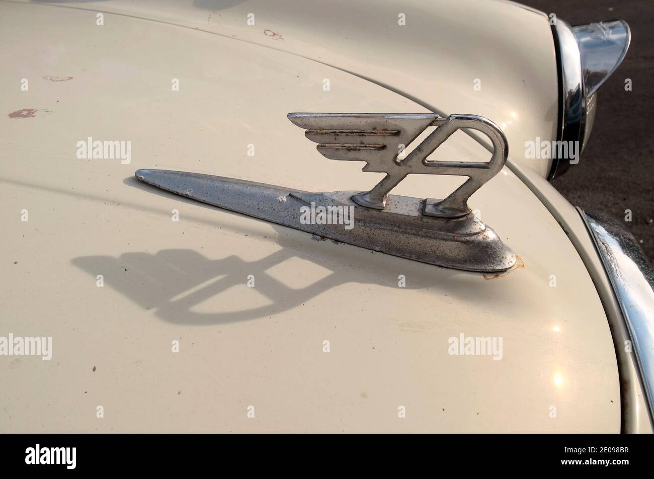 AJAXNETPHOTO. 2020. WORTHING, ENGLAND. - SMALL FAMILY - FLYING 'A' CHROMED SILVER BADGE ON BONNET OF AUSTIN A30 4CYL ENGINED FAMILY SALOON CAR MANUFACTURED BETWEEN 1952 AND 1956 DESIGNED BY RICARDO BURZI PARKED IN RESIDENTIAL STREET.PHOTO:JONATHAN EASTLAND/AJAX REF:GR202204 9852 Stock Photo