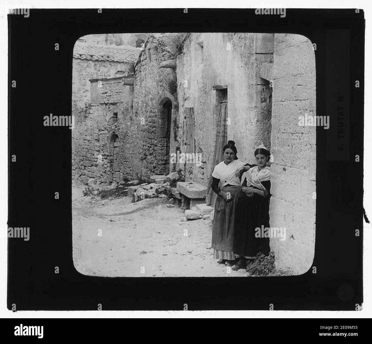 Les Baux. Deux arlésiennes. 1897 - Fonds Trutat - 51Fi401. Stock Photo