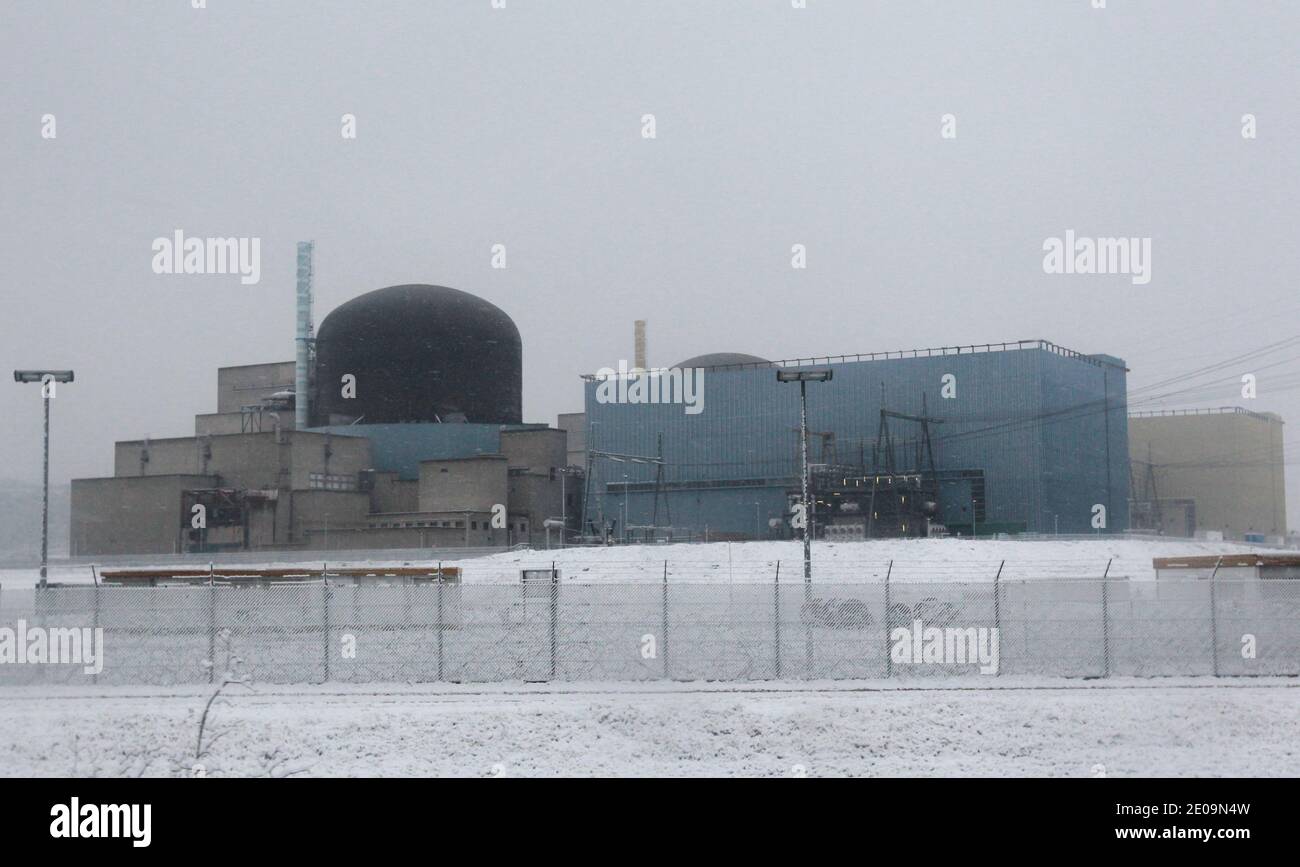 Exercice National de Surete nucleaire centre nucleaire de production d'electricite de Saint Alban Saint Maurice (Isere). Test du dispositif d'alerte et organisation de crise. La centrale de Saint Alban. Reacteur a eau sous pression de 2X 1300 Megawatts a Saint Alban, France le 31 Janvier 2012. Photo Vincent Dargent/ABACAPRESS.COM Stock Photo