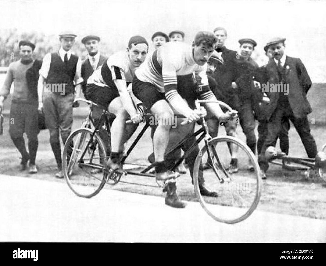 Les français Maurice Schilles et André Auffray, vainqueurs de la course en  tandem des JO de 1908 (Londres Stock Photo - Alamy