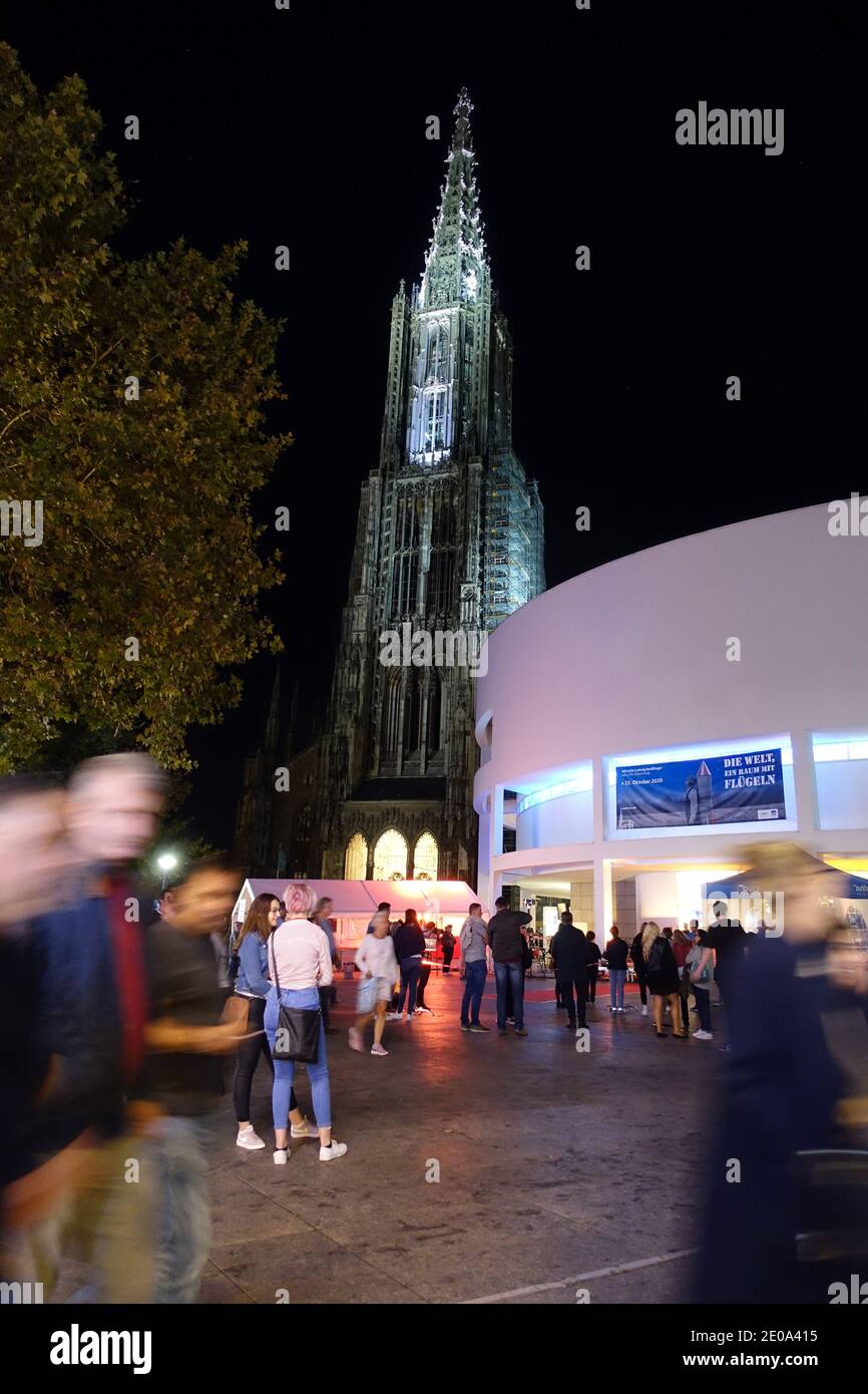 Stadthaus moderne Architektur in der historischen Altstadt, dahinter
