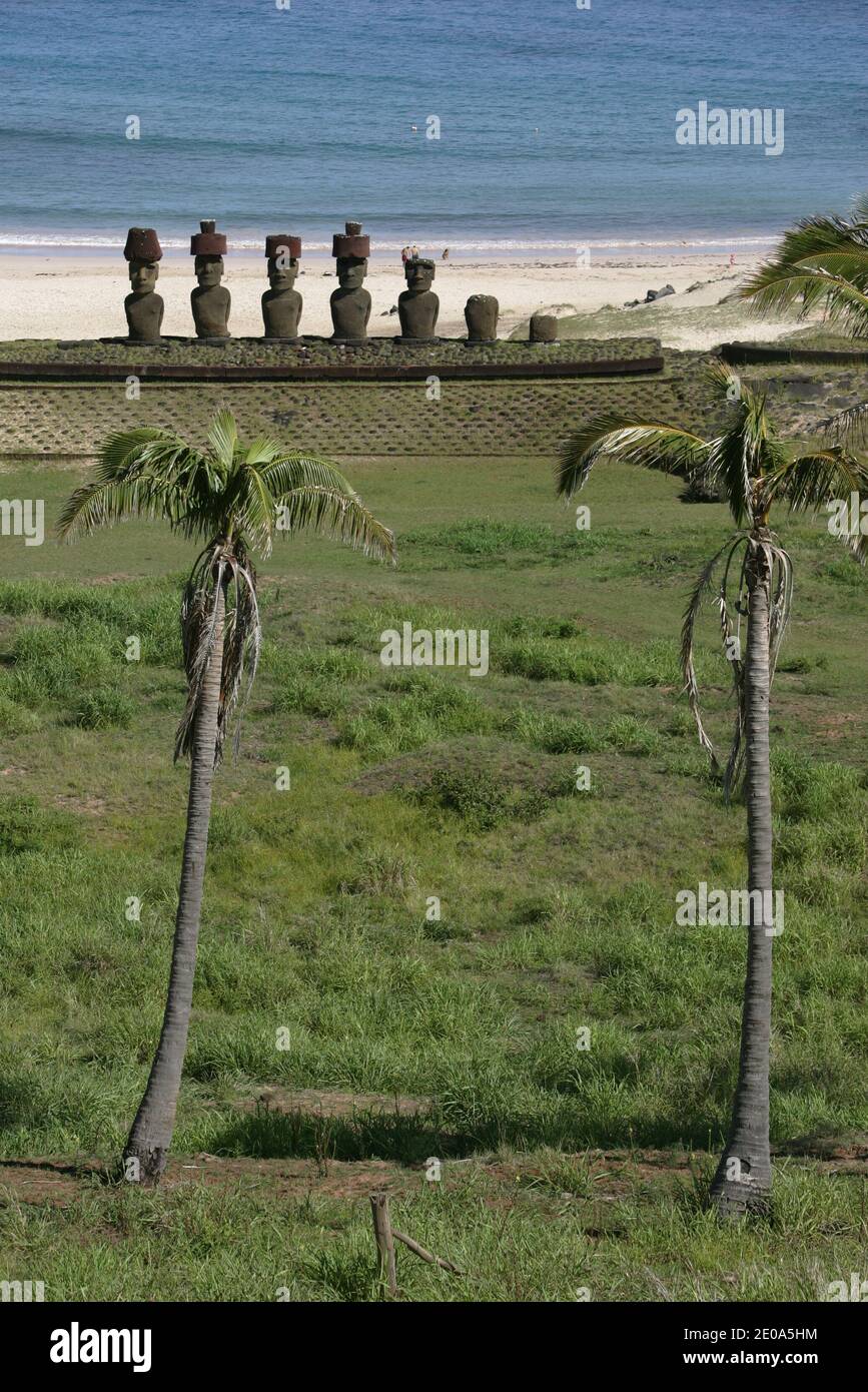 Anakena Beach Monumental Statues The Maoi Palm Easter Island Chile July 19 07 Plage Anakena Statues