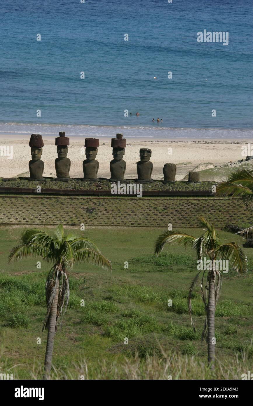 Anakena Beach Monumental Statues The Maoi Palm Easter Island Chile July 19 07 Plage Anakena Statues