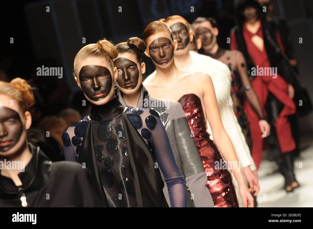 Models wear creations by Korean designer Lim Hyun Hee during the Supreme  Korea Artist Fashion Show by Korean women at the Hong Kong Fashion Week for  Spring/Summer 2008 Wednesday, July 11, 2007., image size:1300x953