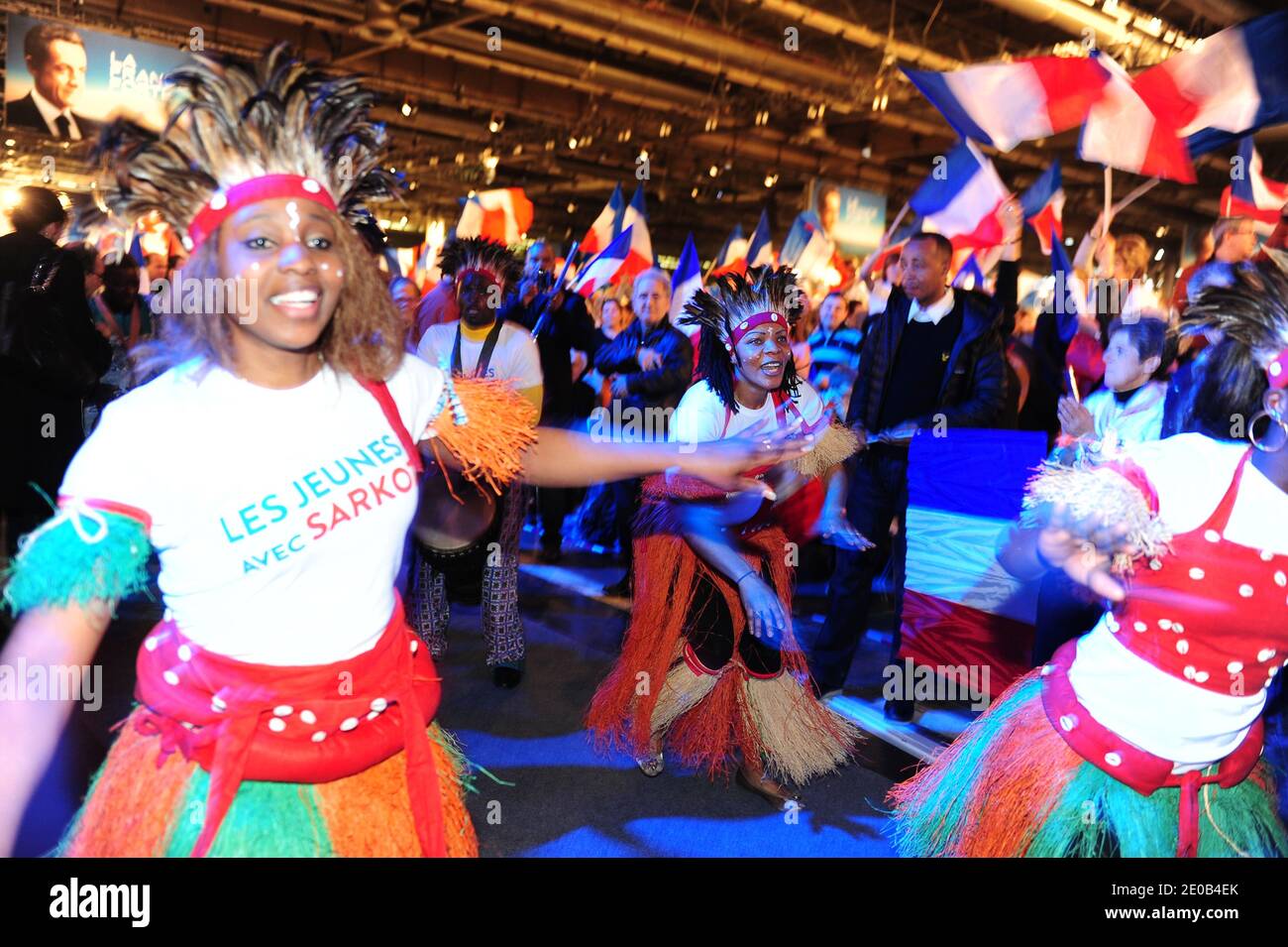 Supporters attending the extraordinary French right-wing party UMP ...