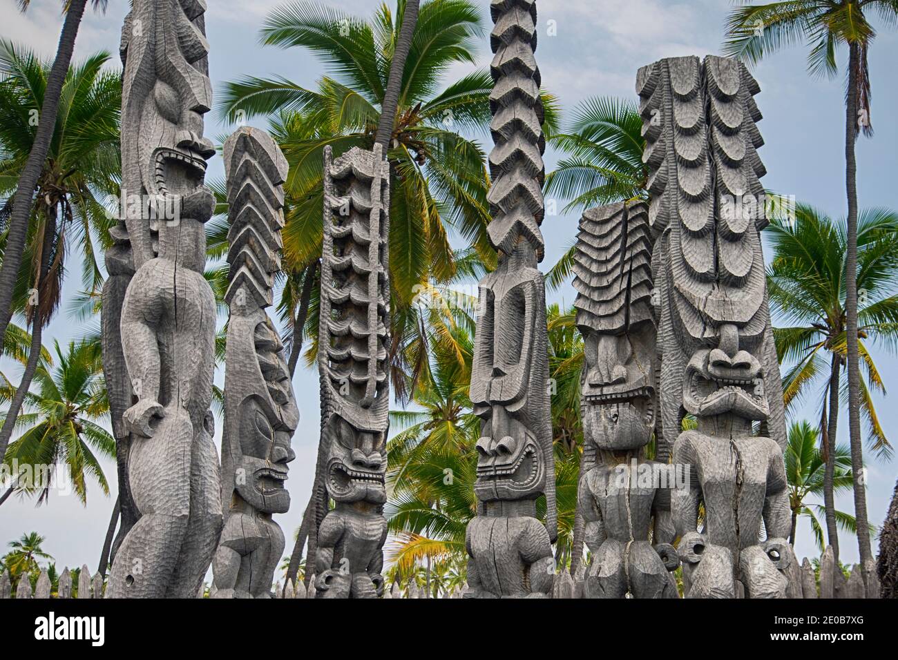Hale o Keawe, wood carvings. Pu'uhonua O Hōnaunau National Historical Park. Big Island Hawaii Stock Photo