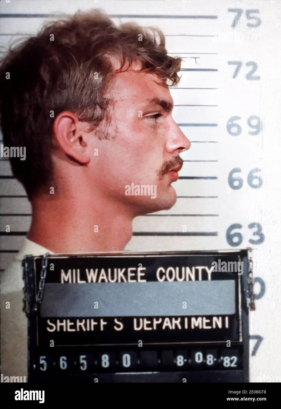 1982 , Milwaukee , USA : JEFFREY DAHMER aka the MILWAUKEE CANNIBAL ( 1960 - 1994 ) when was arrested  in a photobooth of Police Department the day 8 august 1982 . Dahmer was an American spree killer who murdered at least 17 people , from 1978 to 1991 . - SERIAL KILLER - Mostro di Milwaukee - The Monster of - portrait - ritratto - serial-killer - assassino seriale - CRONACA NERA - criminale - criminal - SERIAL KILLER  - GAY - LGBT - CANNIBALE - cannibalismo - omosessuale - omosessualità - homosexuality - homosexual - foto segnaletica della Polizia - photo booth - profile - profilo --- Archivio Stock Photo