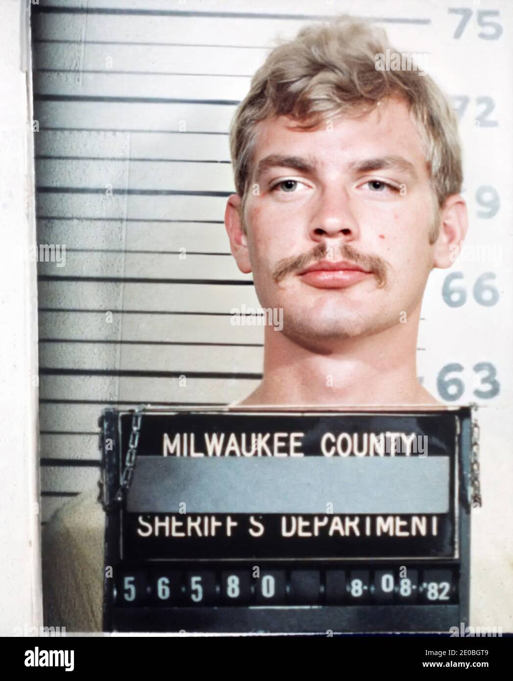 1982 , Milwaukee , USA : JEFFREY DAHMER aka the MILWAUKEE CANNIBAL ( 1960 - 1994 ) when was arrested  in a photobooth of Police Department the day 8 august 1982 . Dahmer was an American spree killer who murdered at least 17 people , from 1978 to 1991 . - Mostro di Milwaukee - SERIAL KILLER - The Monster of - portrait - ritratto - serial-killer - assassino seriale - CRONACA NERA - criminale - criminal - SERIAL KILLER  - GAY - LGBT - CANNIBALE - cannibalismo - omosessuale - omosessualità - homosexuality - homosexual - foto segnaletica della Polizia - photo booth --- Archivio GBB Stock Photo