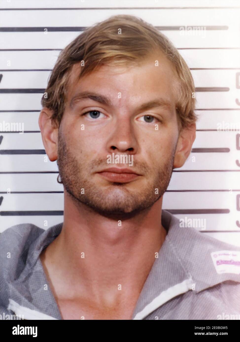 1991 , 23 july , Milwaukee , USA : JEFFREY DAHMER aka the MILWAUKEE CANNIBAL ( 1960 - 1994 ) when was arrested  like serial-killer in a photobooth of Police Department the day 8 august 1982 . Dahmer was an American spree killer who murdered at least 17 people , from 1978 to 1991 . - SERIAL KILLER - Mostro di Milwaukee - The Monster of - portrait - ritratto - serial-killer - assassino seriale - CRONACA NERA - criminale - criminal - SERIAL KILLER  - GAY - LGBT - CANNIBALE - cannibalismo - omosessuale - omosessualità - homosexuality - homosexual - foto segnaletica della Polizia - photo booth --- Stock Photo