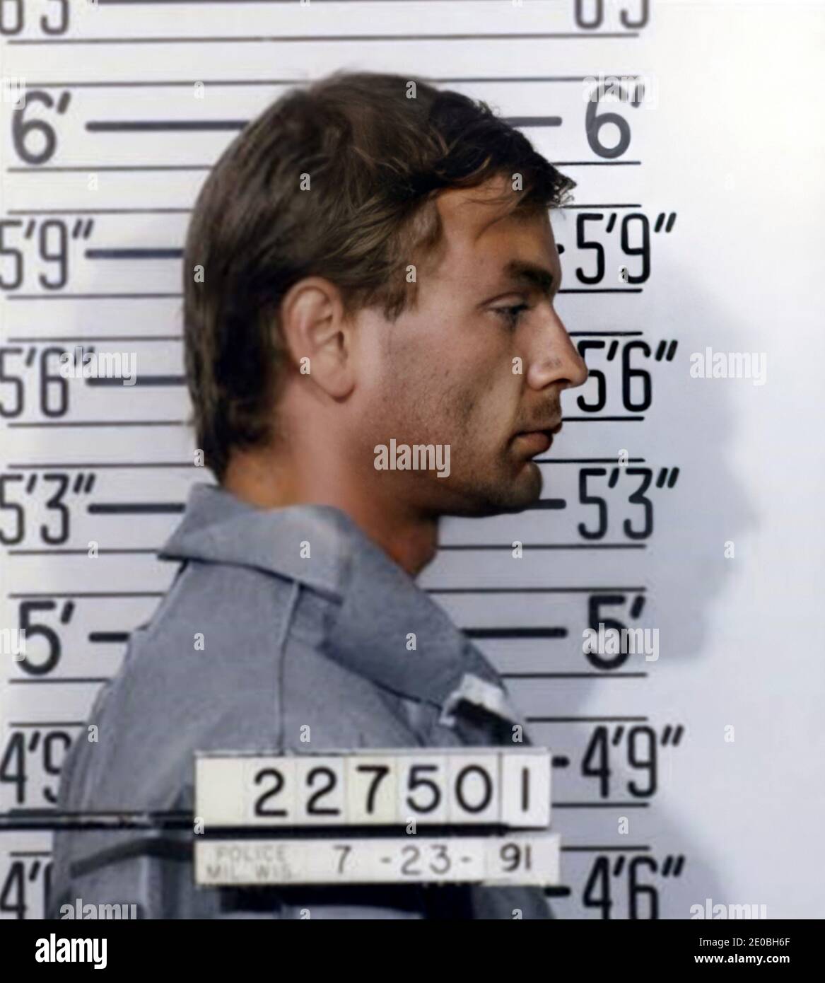 1991 , 23 july , Milwaukee , USA : JEFFREY DAHMER aka the MILWAUKEE CANNIBAL ( 1960 - 1994 ) when was arrested  like serial-killer in a photobooth of Police Department the day 8 august 1982 . Dahmer was an American spree killer who murdered at least 17 people , from 1978 to 1991 . - SERIAL KILLER - Mostro di Milwaukee - The Monster of - portrait - ritratto - serial-killer - assassino seriale - CRONACA NERA - criminale - criminal - SERIAL KILLER  - GAY - LGBT - CANNIBALE - cannibalismo - omosessuale - omosessualità - homosexuality - homosexual - foto segnaletica della Polizia - photo booth - pr Stock Photo