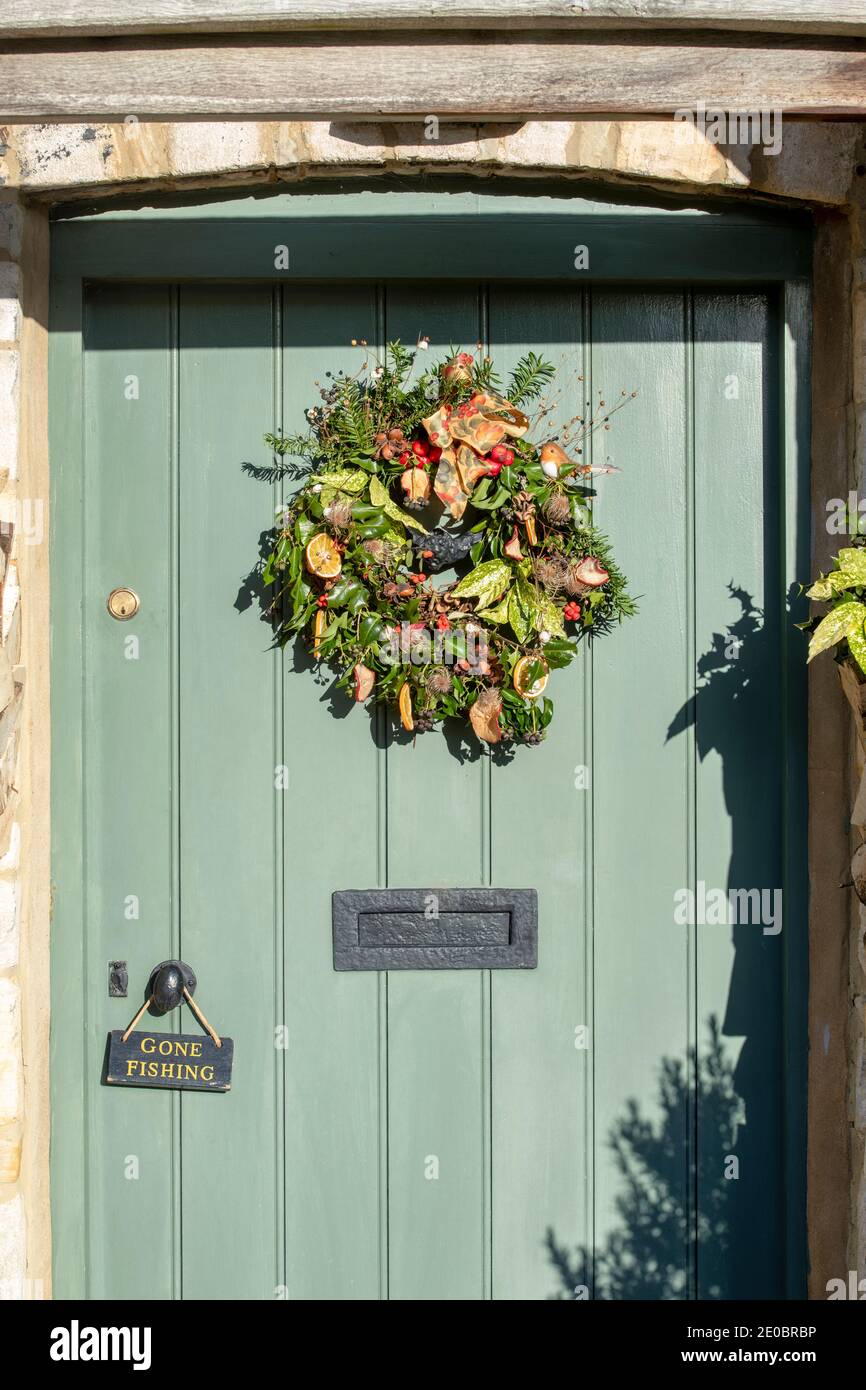 Christmas wreath on a cottage door in Lower Slaughter. Cotswolds, Gloucestershire, England Stock Photo