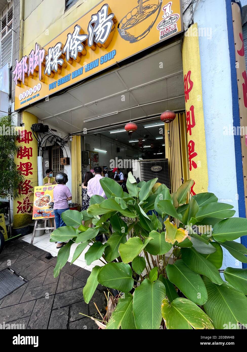 Famous eateries along Carnarvon Street (Lebuh Carnarvon) is Pitt Street