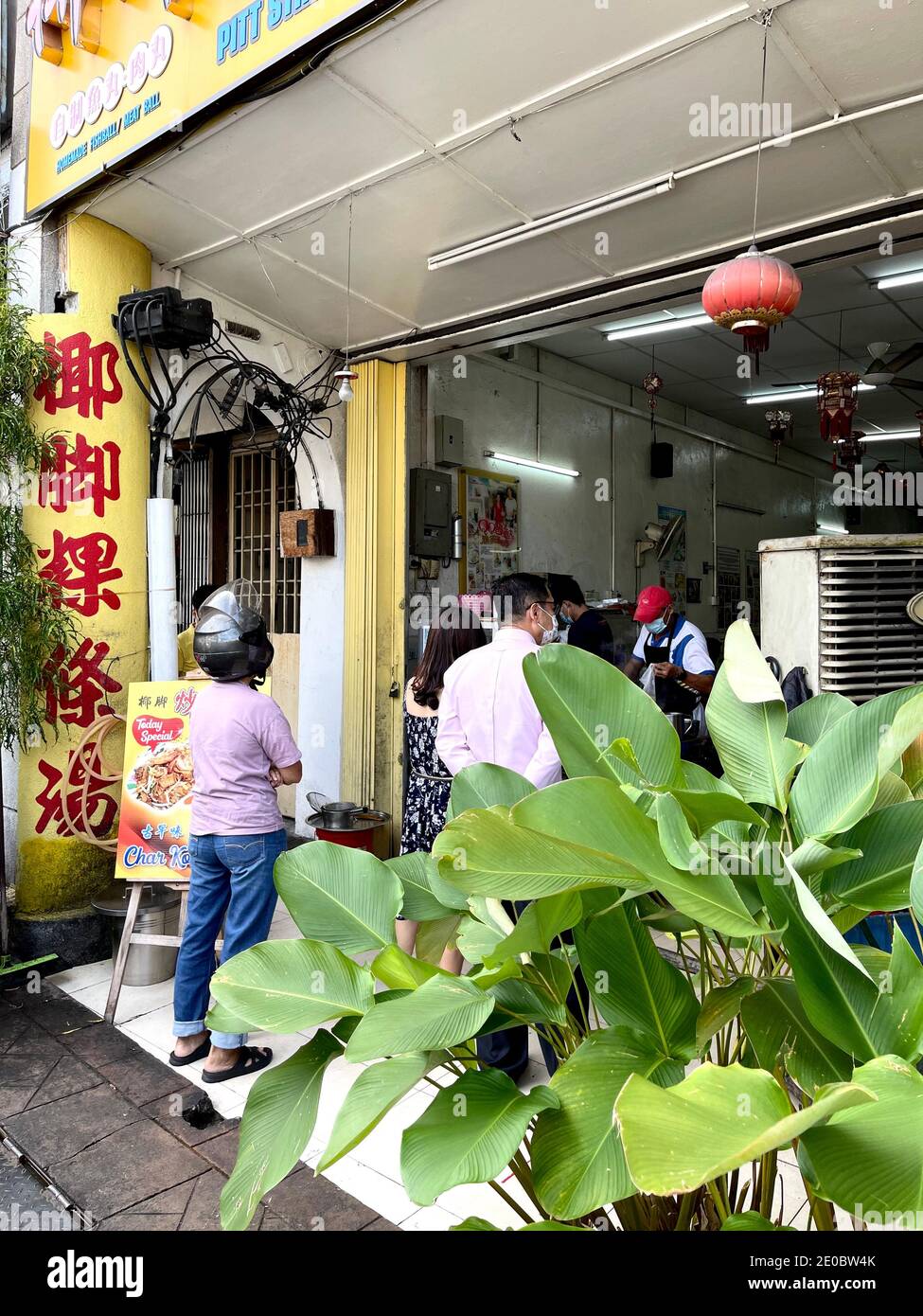 Famous eateries along Carnarvon Street (Lebuh Carnarvon) is Pitt Street