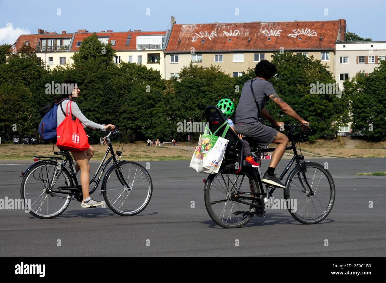 Tempelhofer feld Berlin Neukoln Family cycling Stock Photo