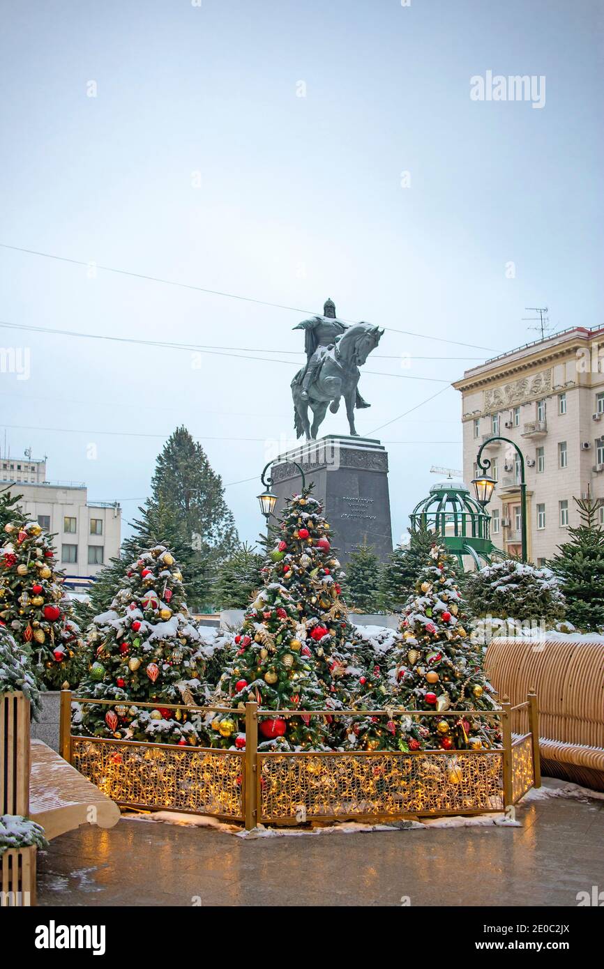 Moscow, Russia -30 December 2020, Yuri Dolgorukiy monument and Christmas/ New Year open air market with New Year Trees, shops and cafes 'Journey to Ch Stock Photo