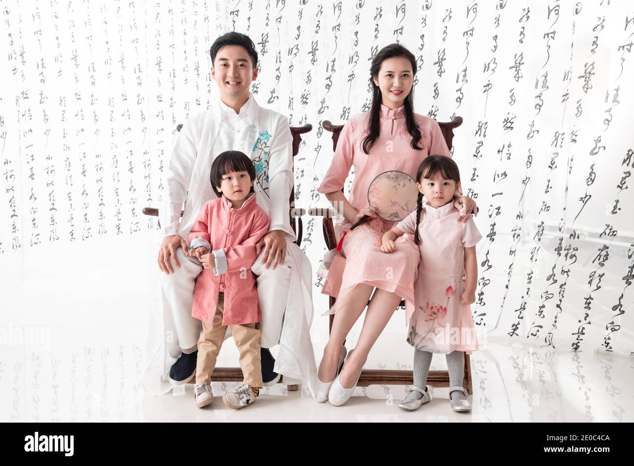 Chinese family four children hi-res stock photography and images - Alamy