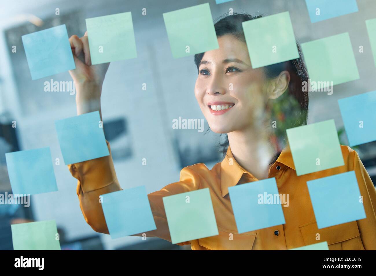 Business lady in the office to write on postit notes Stock Photo Alamy