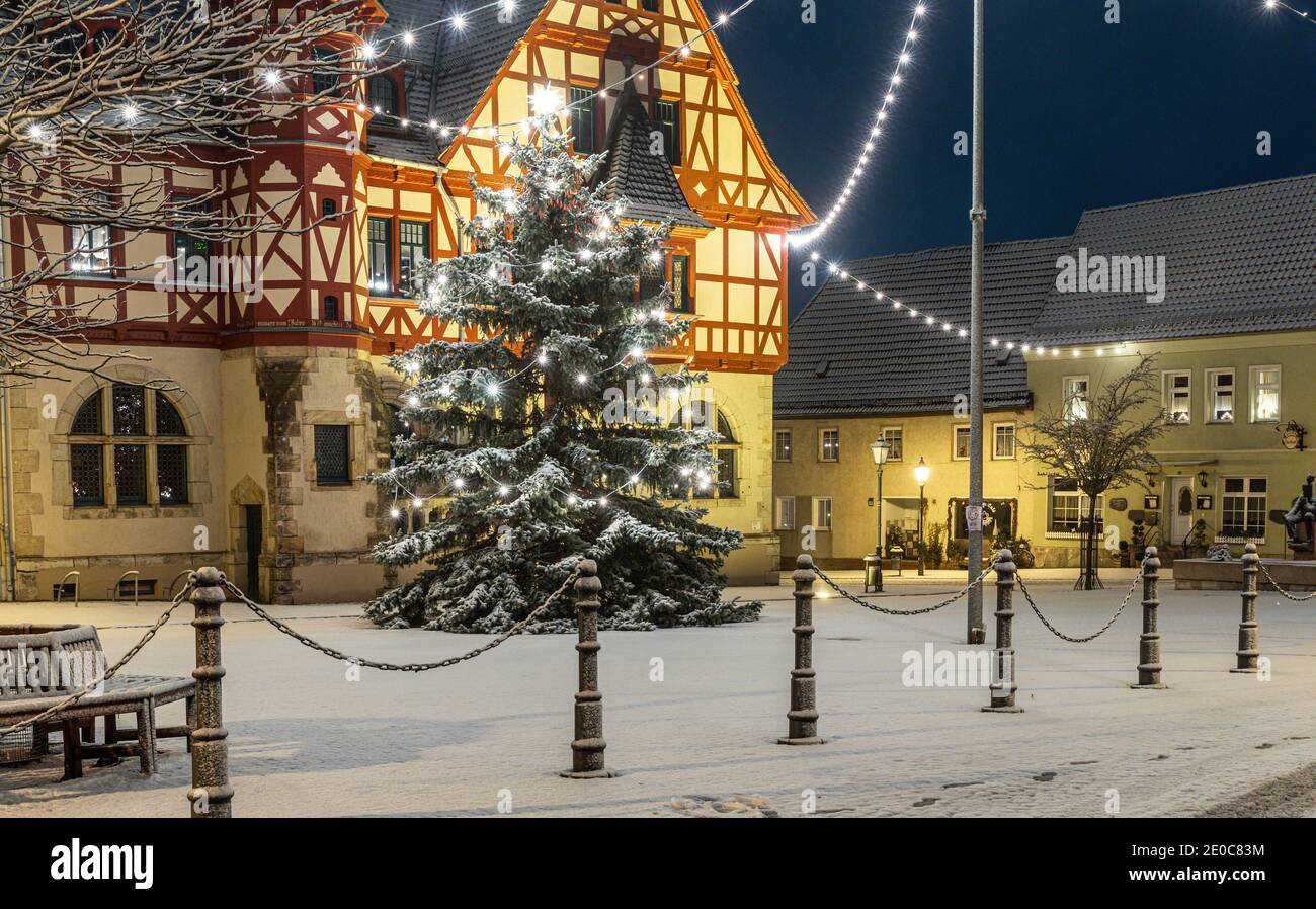 winterstimmung weihnachtlich Rathaus Harzgerode Stock Photo