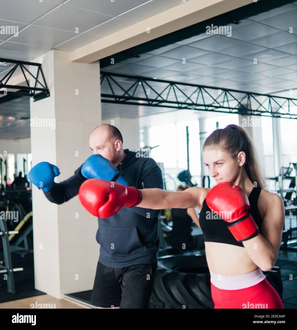 Jeune Couple Entraînement Boxe À L'intérieur Banque D'Images et Photos  Libres De Droits. Image 85359207