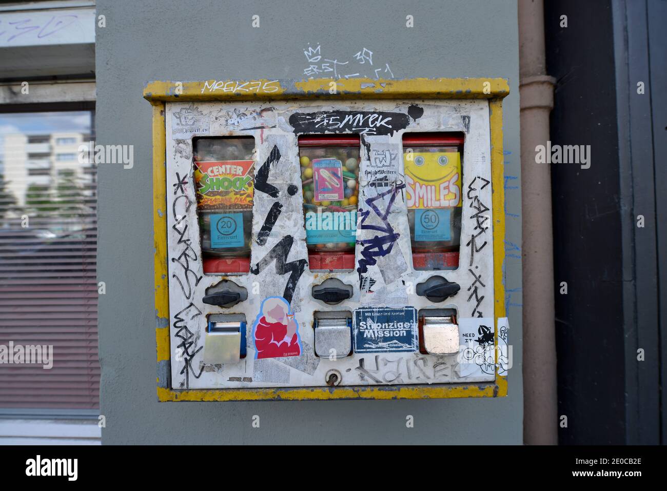 Graffiti, Kaugummiautomat, Yorckstrasse, Kreuzberg, Berlin, Deutschland Stock Photo