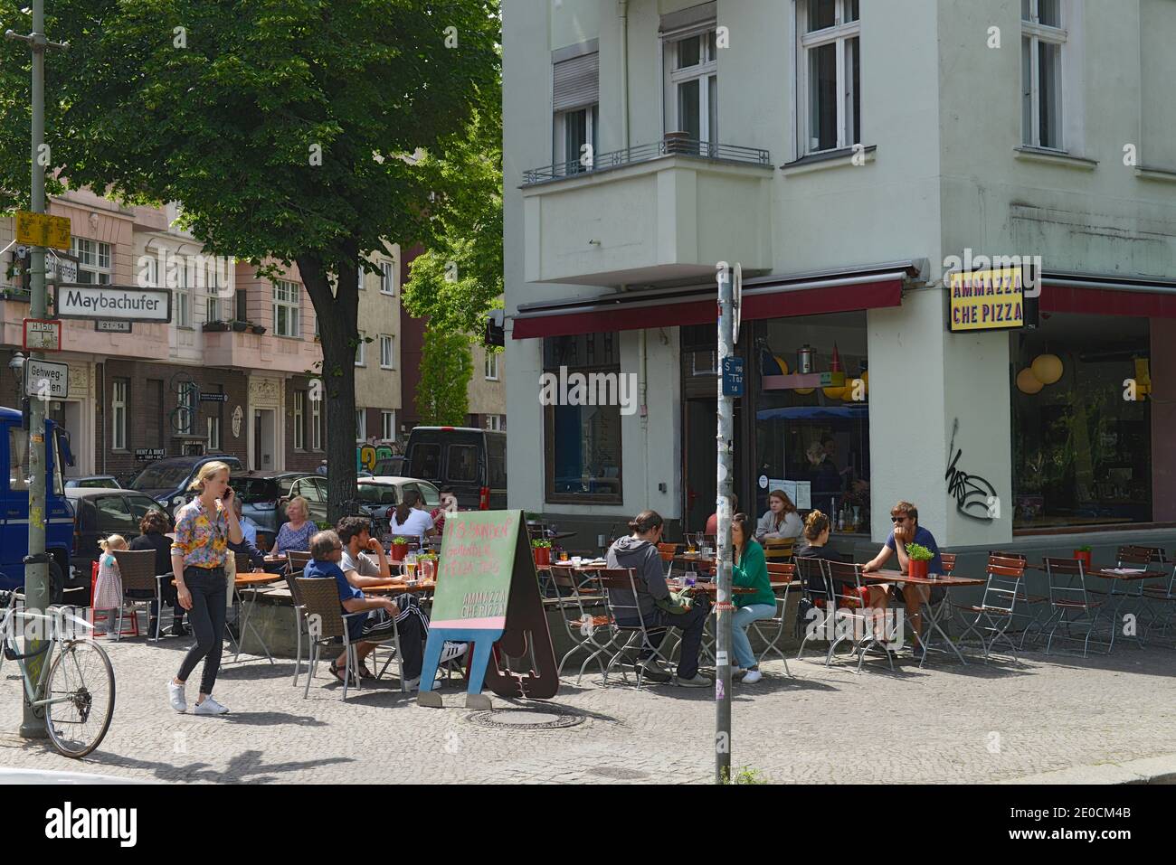 Strassencafe, Maybachufer, Reuterkiez, Neukoelln, Berlin, Deutschland Stock Photo