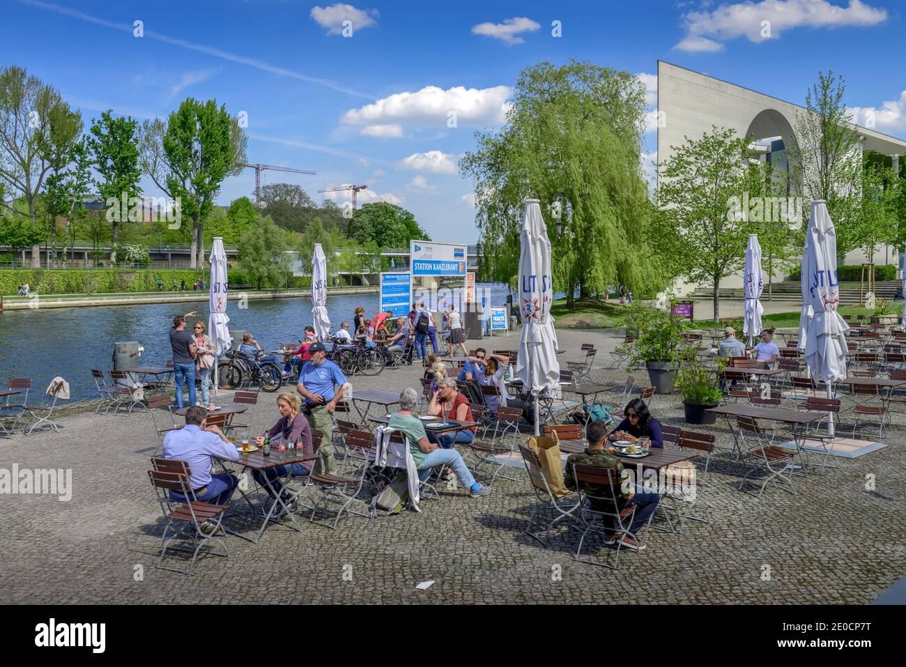 Biergarten, Haus der Kulturen der Welt, Tiergarten, Mitte, Berlin, Deutschland Stock Photo