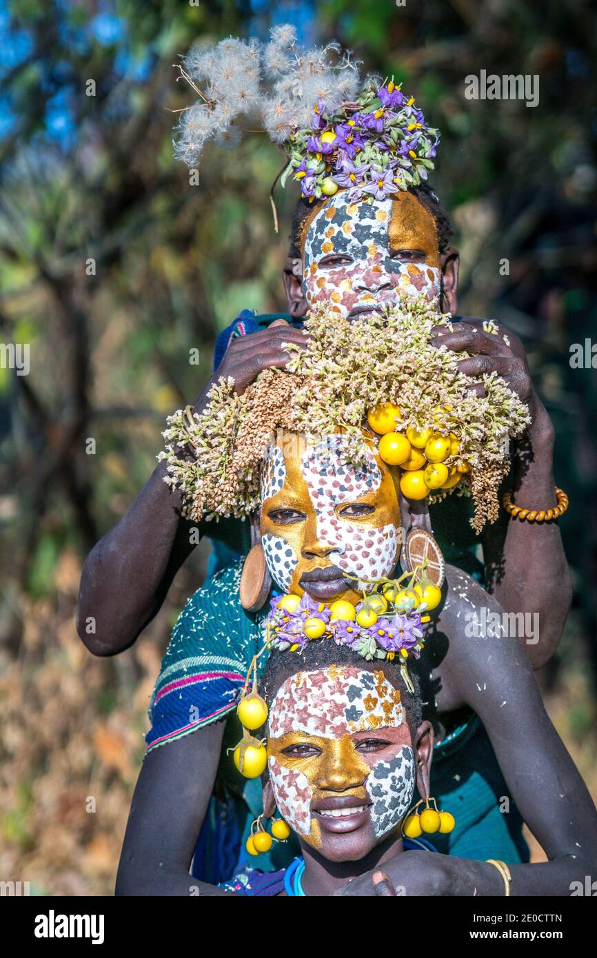 young-surma-body-paintings-omo-valley-ethiopia-stock-photo-alamy