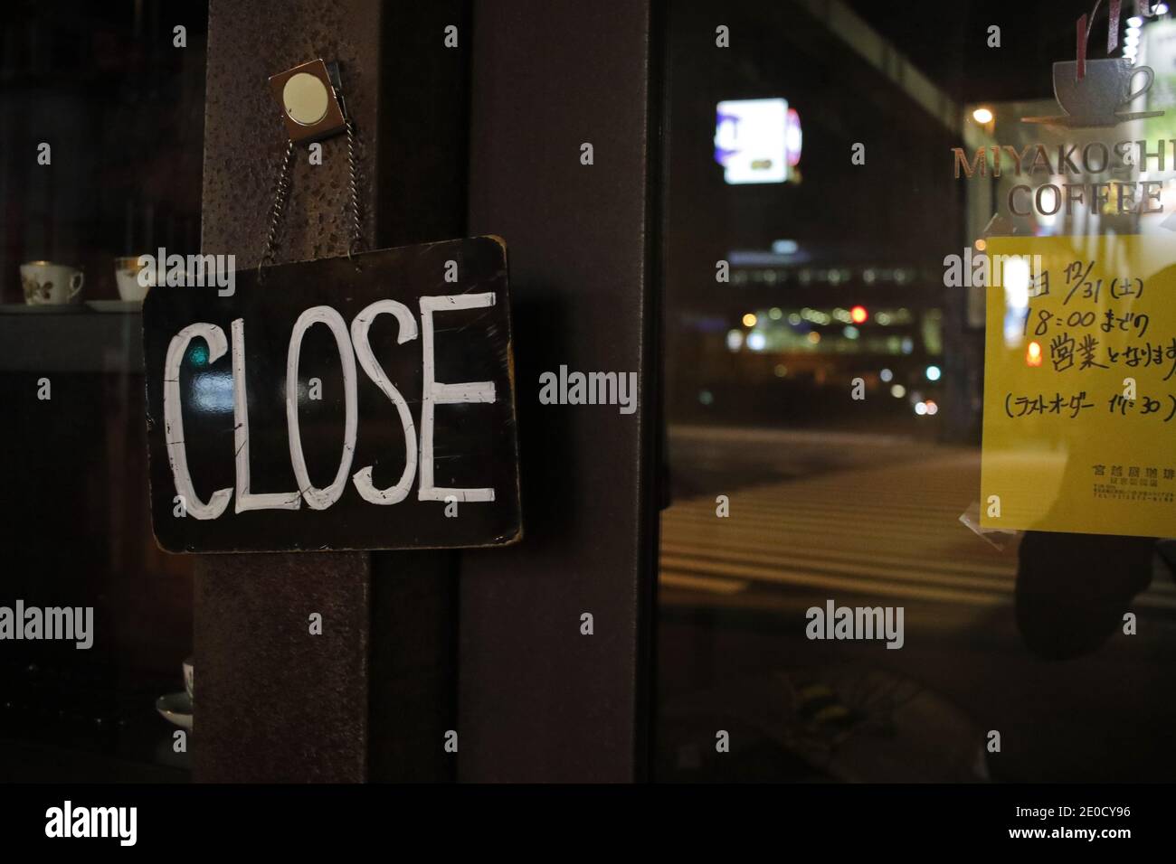 Closed sign in a coffee shop window, Tokyo, Japan Stock Photo Alamy