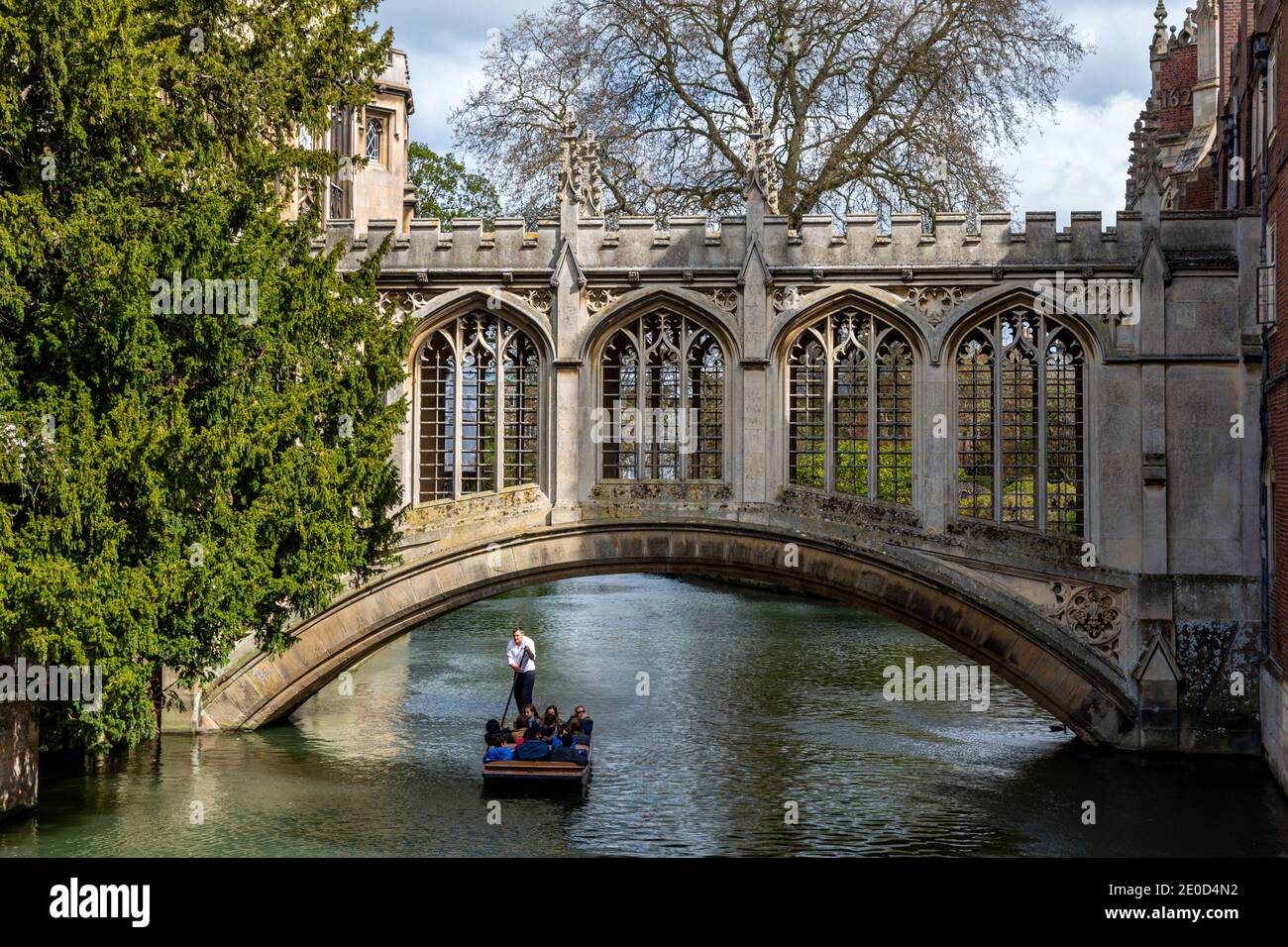 Tourists on a punt tour travel under the Bridge of Sighs, St John's College, Cambridge, England, Uk Stock Photo