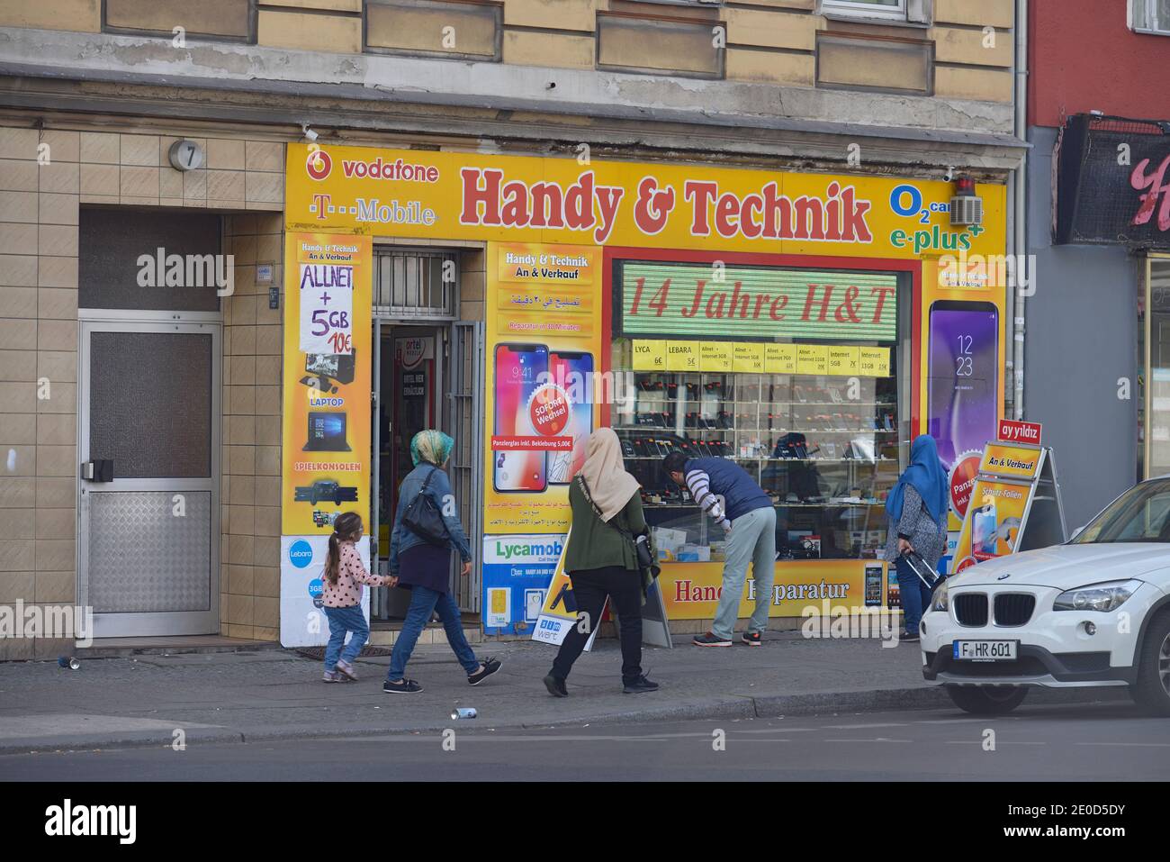 Handyladen, Erkstrasse, Neukoelln, Berlin, Deutschland Stock Photo - Alamy