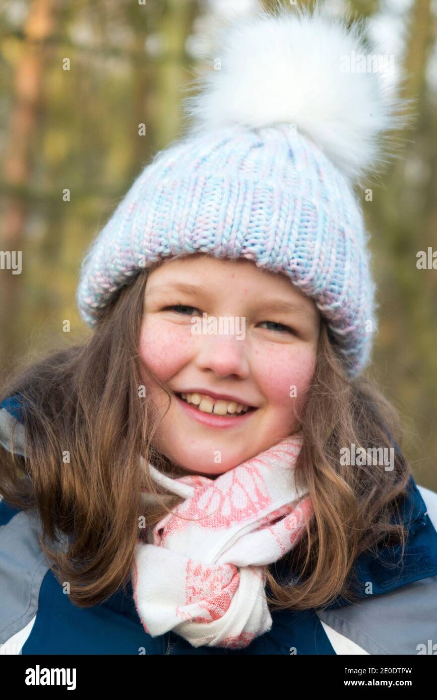 Bobble hat and scarf hi-res stock photography and images - Alamy