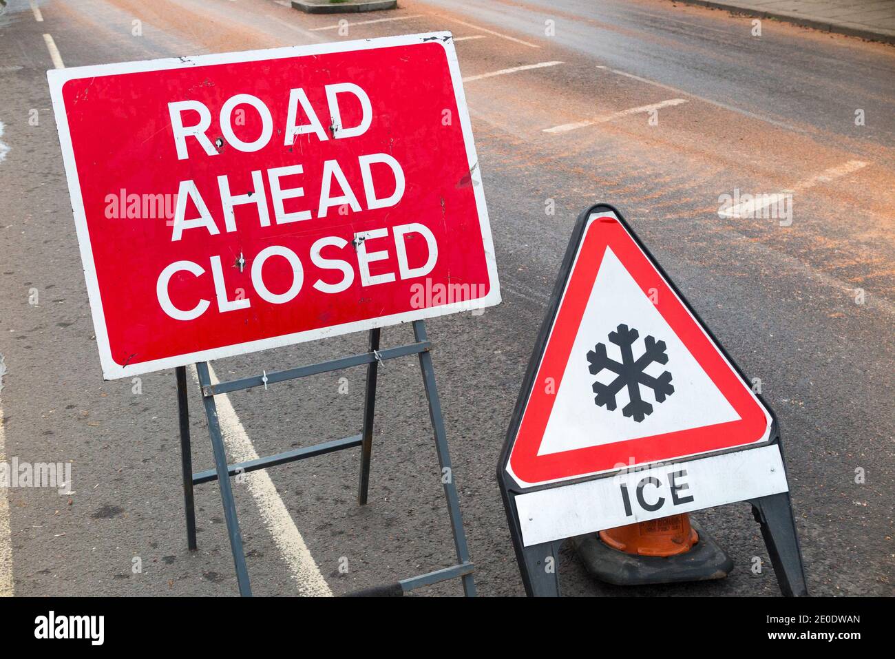 Slippery When Wet Road Sign High Resolution Stock Photography And Images Alamy