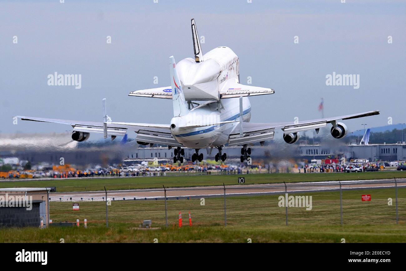 Space shuttle Discovery lands at Dulles International airport on April