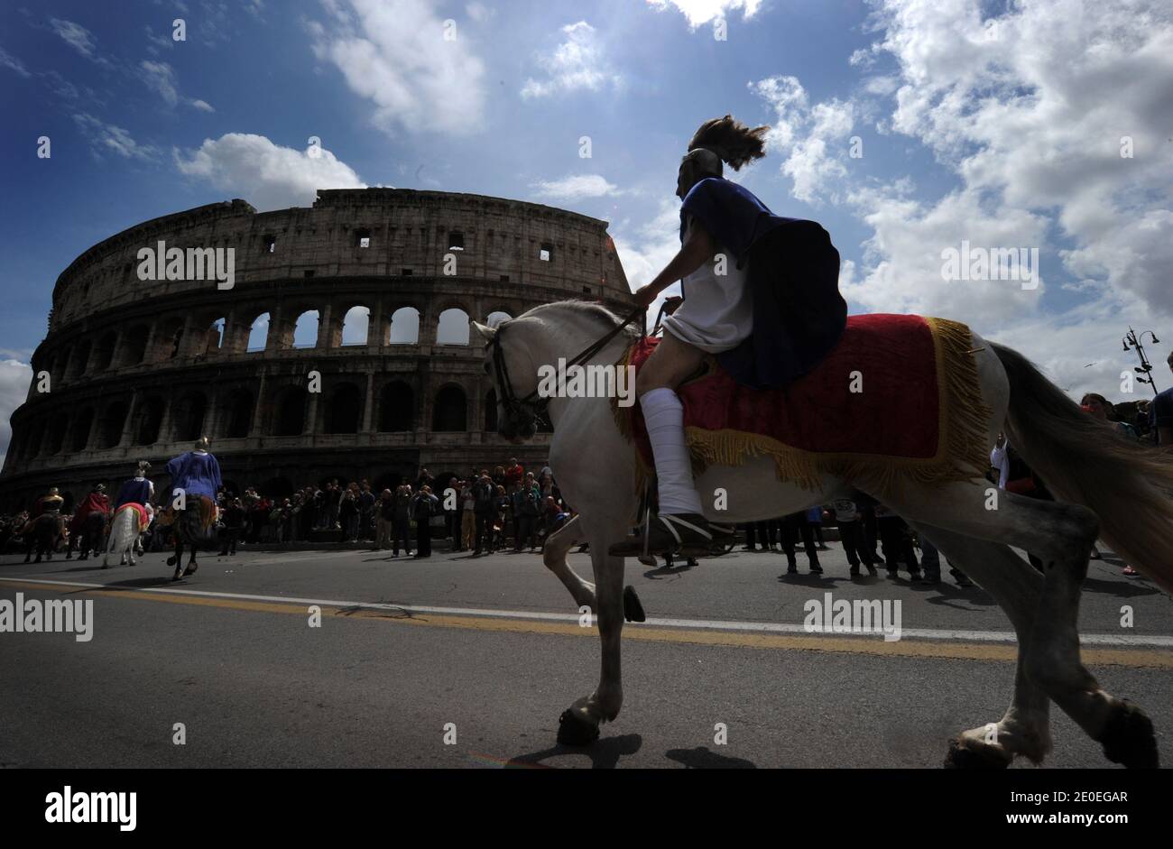 Hundreds of people from all over the Europe dressed in ancient Roman ...