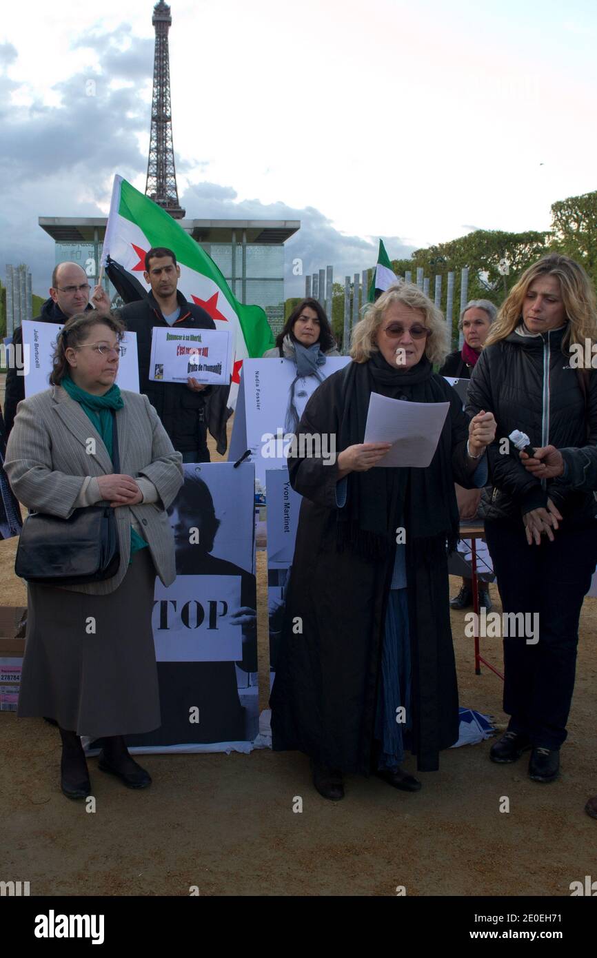 Syrian author Samar Yazbek (R) and French actress Marie-Christine Barrault  (C) read texts in support of the 'Literature Against Assad' operation in  Paris, France on 23 April 2012. The appeal for a