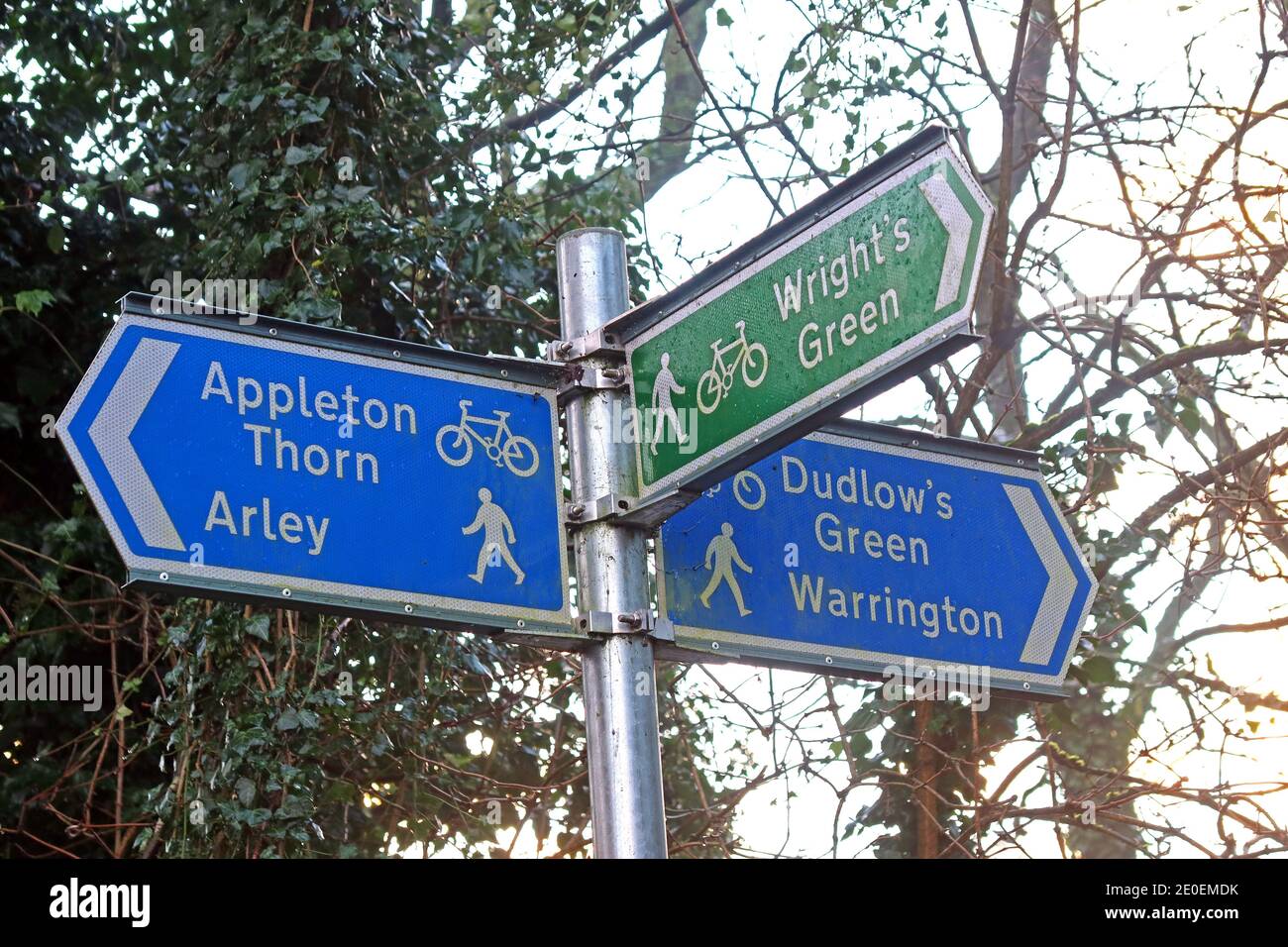 Appleton cycle path sign,walkers,cyclists,Appleton Thorn,Arley,Dudlows Green,Wrights Green,Warrington,Cheshire,England,UK Stock Photo