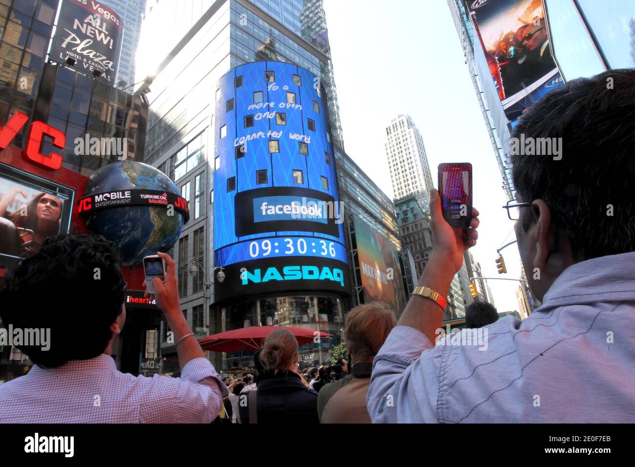 Nasdaq bell times square hi-res stock photography and images - Alamy